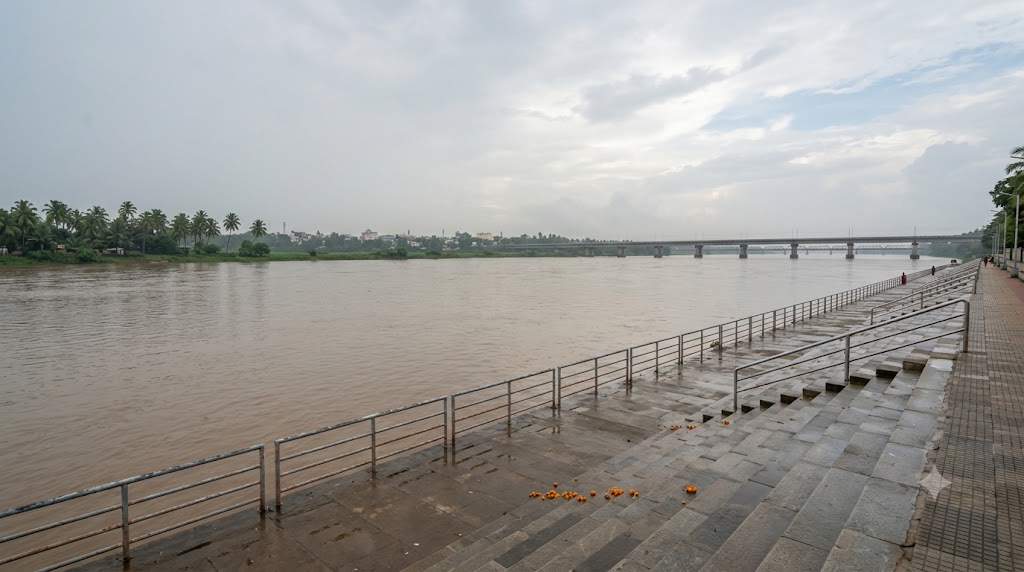 Pushkaralu 2015 vs 2027 comparison — Godavari river ghats at Rajahmundry before the 12-day festival